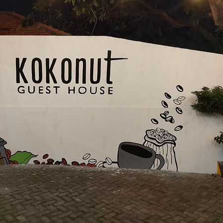 Kokonut Guesthouse スラバヤ エクステリア 写真