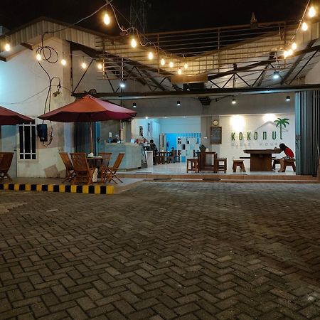 Kokonut Guesthouse スラバヤ エクステリア 写真