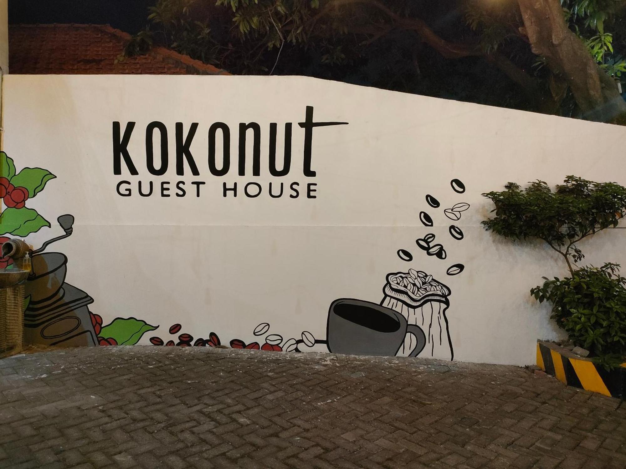 Kokonut Guesthouse スラバヤ エクステリア 写真