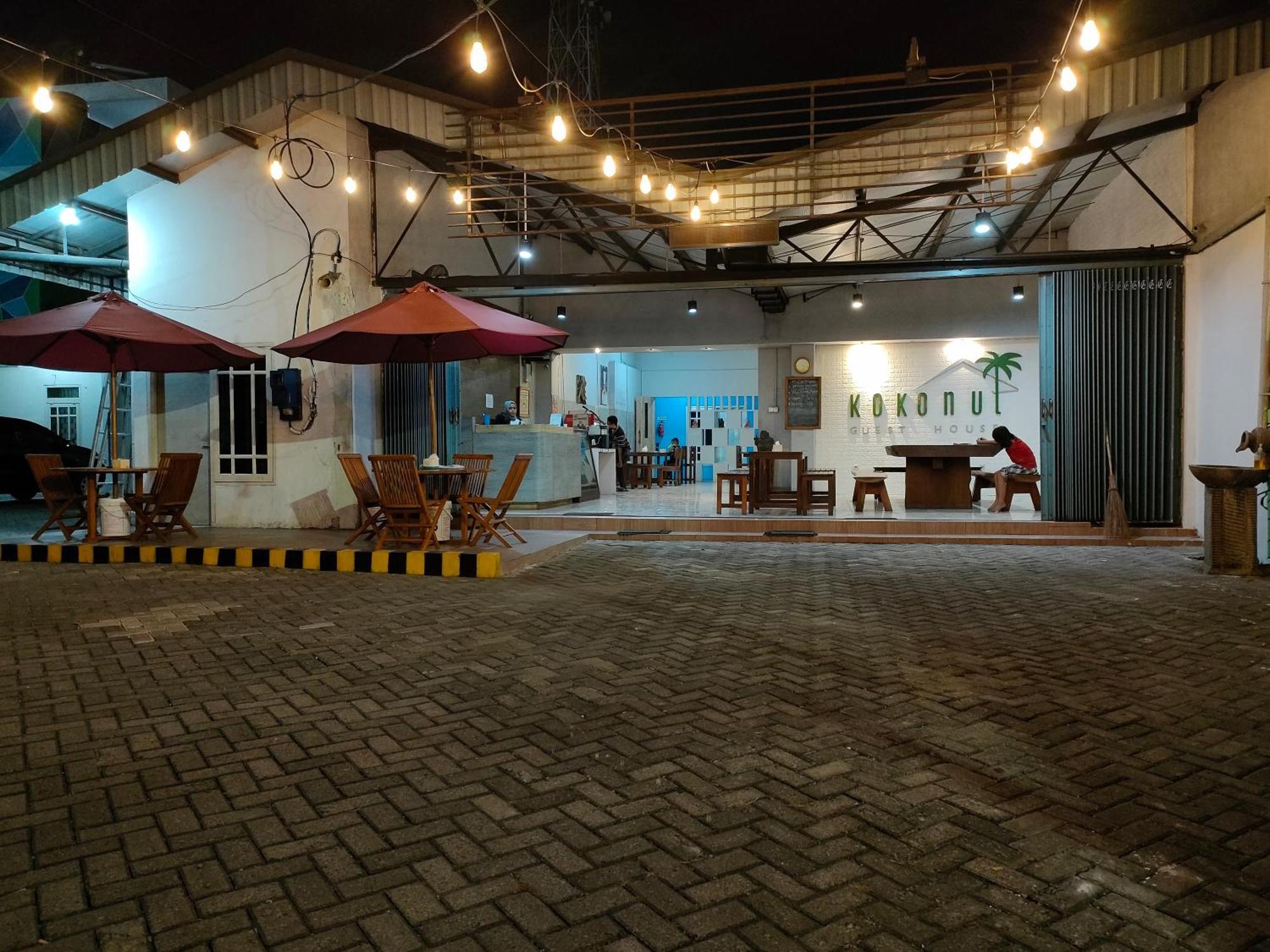 Kokonut Guesthouse スラバヤ エクステリア 写真