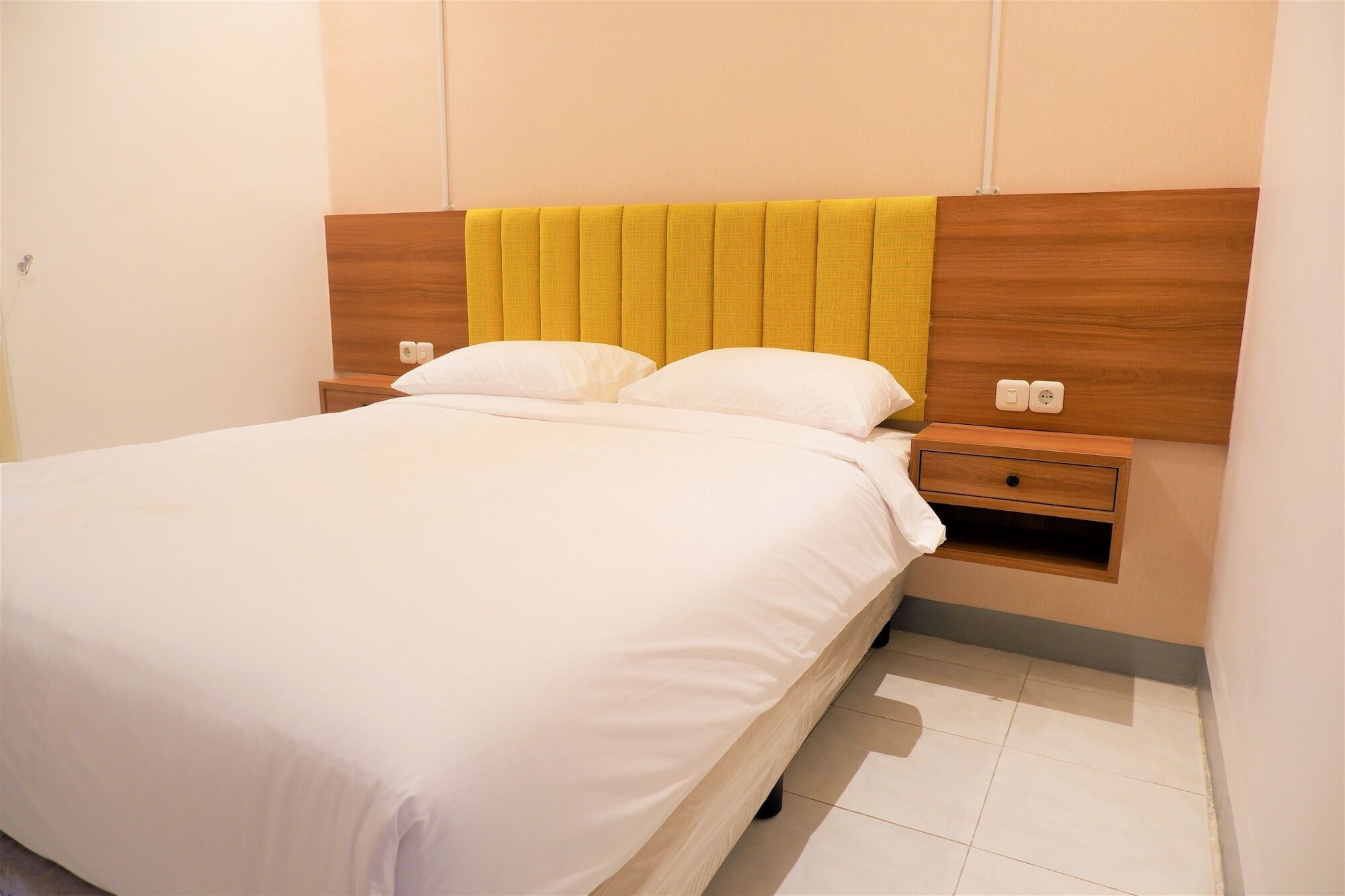 Kokonut Guesthouse スラバヤ エクステリア 写真